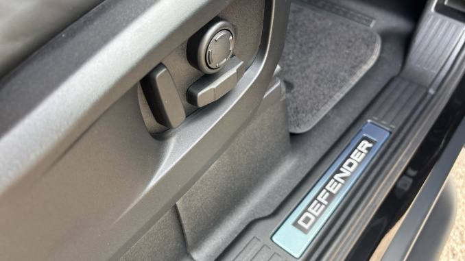 Land Rover Defender 3.0 D350 X-Dynamic HSE 90 3dr Auto Diesel Estate - Image 32